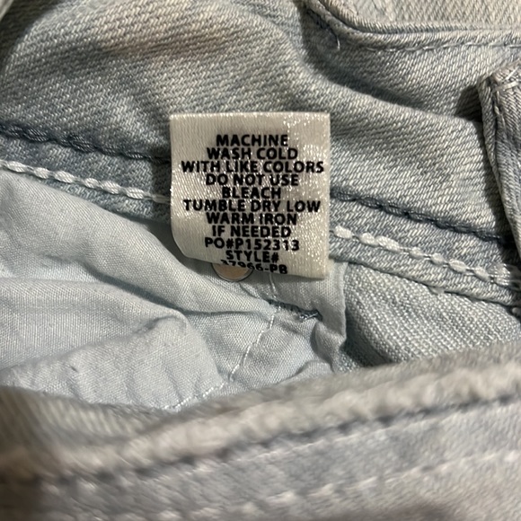 Almost Famous Distressed Style Light Wash Denim Capri with pockets - Picture 4 of 4